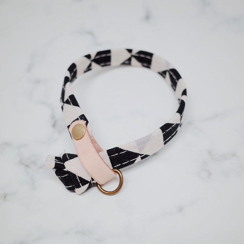[Limited] Cat collar black and white triangle plaid giraffe gray cotton + vegetable tanned leather cat with irregular double-sided design - ปลอกคอ - กระดาษ 