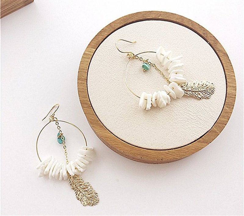 Handmade shell gold-plated feather folk style earrings - Earrings & Clip-ons - Other Metals Gold