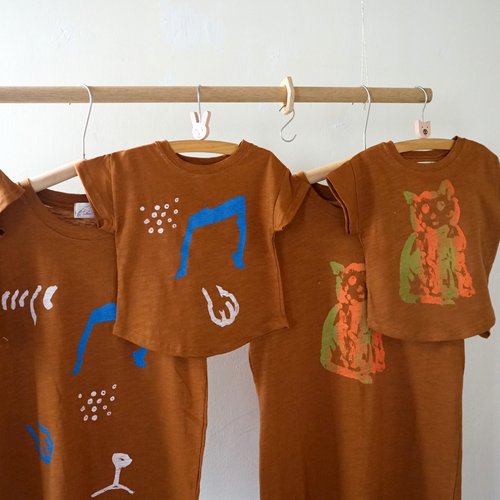 yinke BABY&KIDS 山稜、貓、玳瑁噴媽大樹咖色夏日手工印花短袖純棉上衣