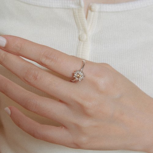 HAPPINER Small Daisy Ring 小雛菊花 黃色藍寶石 純銀戒指 優雅簡約