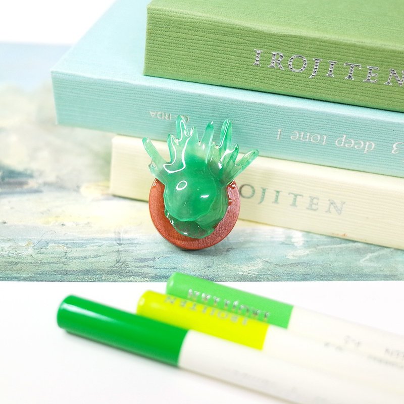 女王鹿角蕨 迷你立體木框別針 - 胸針 - 防水材質 綠色