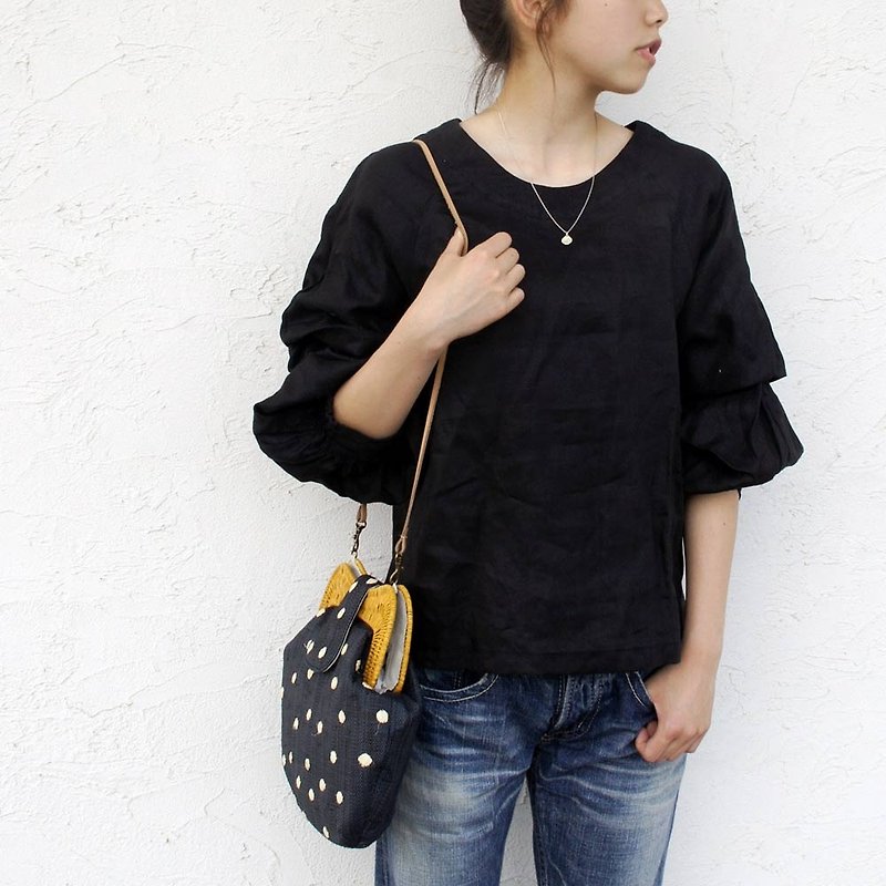 Linen 100% volume tuck sleeve blouse black - Women's Shirts - Cotton & Hemp Black