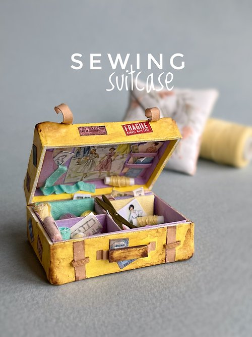 DOLLFOODS Miniature suitcase with sewing accessories