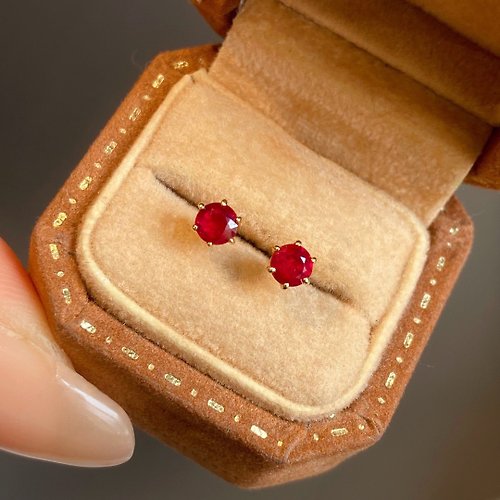 WhiteKuo高級珠寶訂製所 【WhiteKuo】18k天然紅寶石經典六爪耳釘耳針耳環