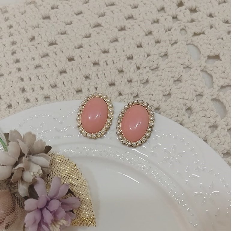 Coral Pink Semi Oval Pearl Earrings - ต่างหู - โลหะ สึชมพู