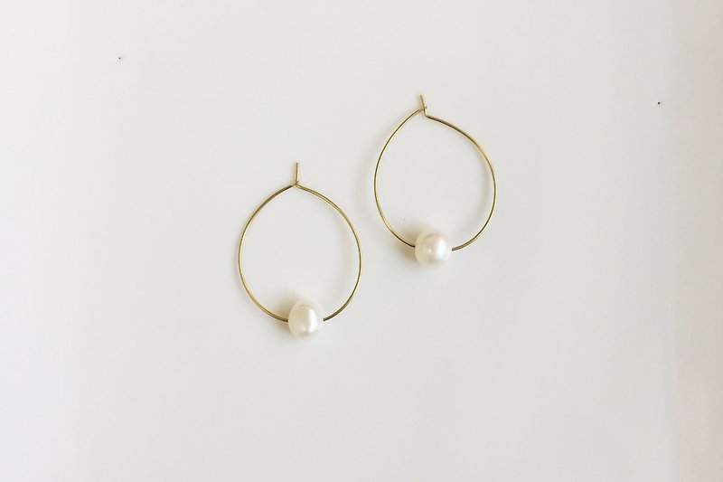 Jane Jane simple wild style pearl earrings - ต่างหู - เครื่องเพชรพลอย สีทอง