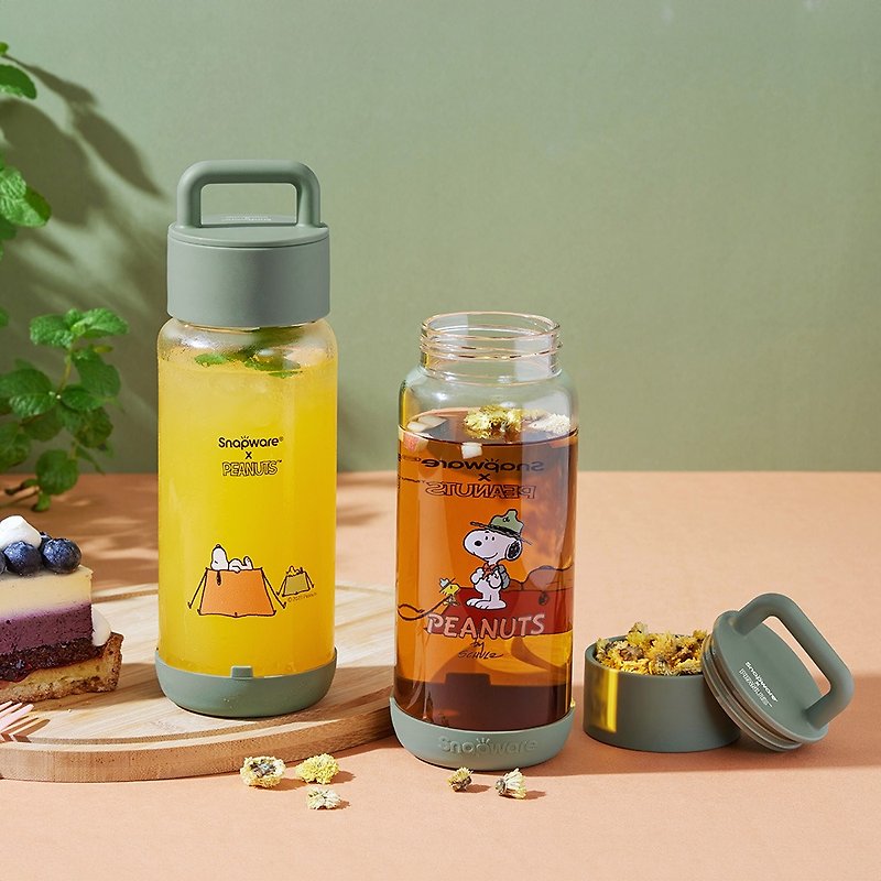 【康寧餐具】SNOOPY露營趣提把隨行玻璃杯710ml - 水壺/水瓶 - 玻璃 多色