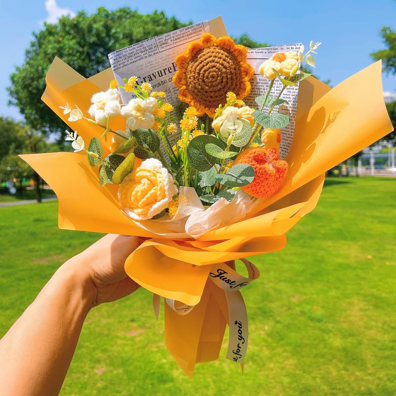 Blossoming Crochet Delight: A Bouquet of Sunflowers, Roses, Tulips, and More - ช่อดอกไม้แห้ง - ผ้าฝ้าย/ผ้าลินิน สีเหลือง