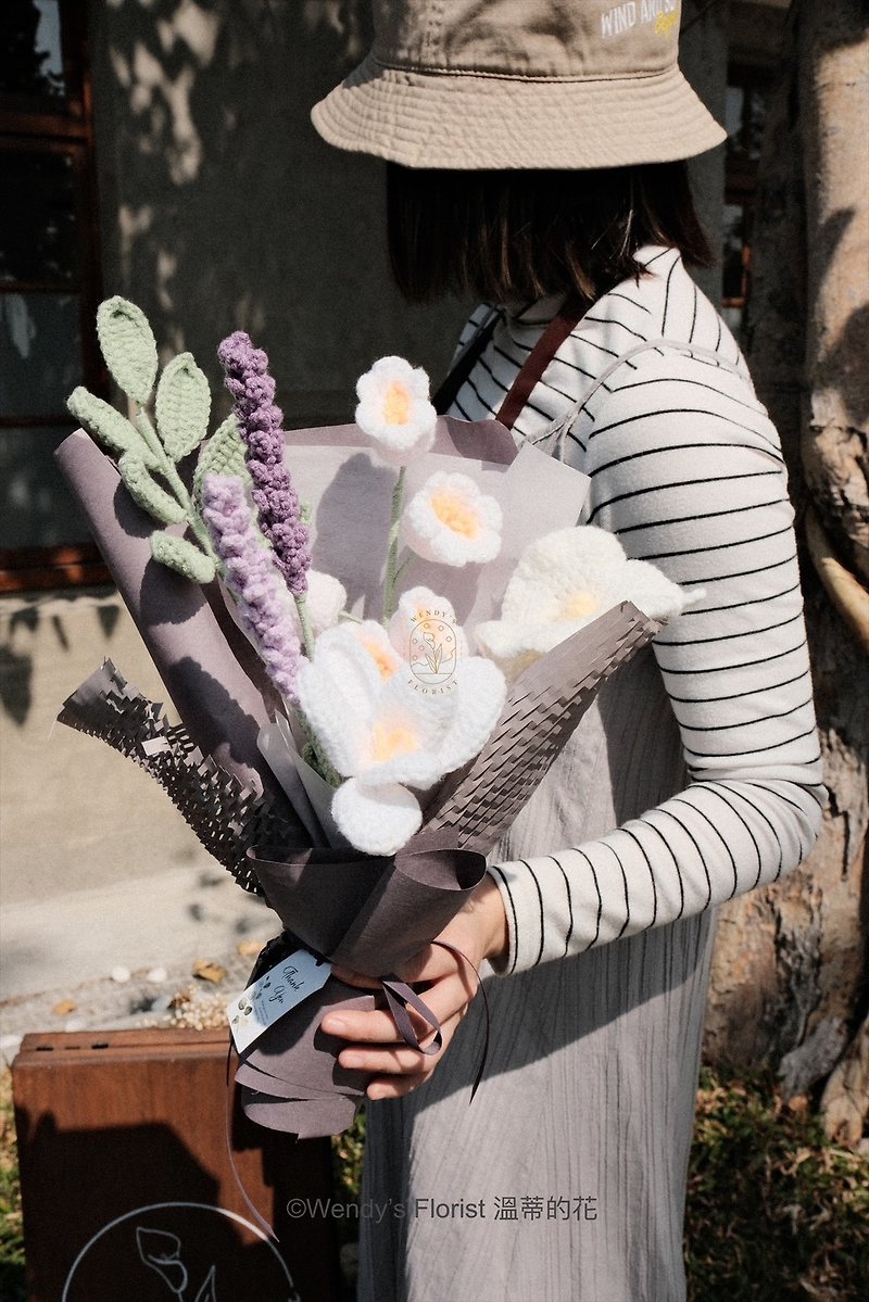 Knitted bouquet of 6 flowers_lavender milk tea_includes white window bag - ช่อดอกไม้แห้ง - ผ้าฝ้าย/ผ้าลินิน หลากหลายสี