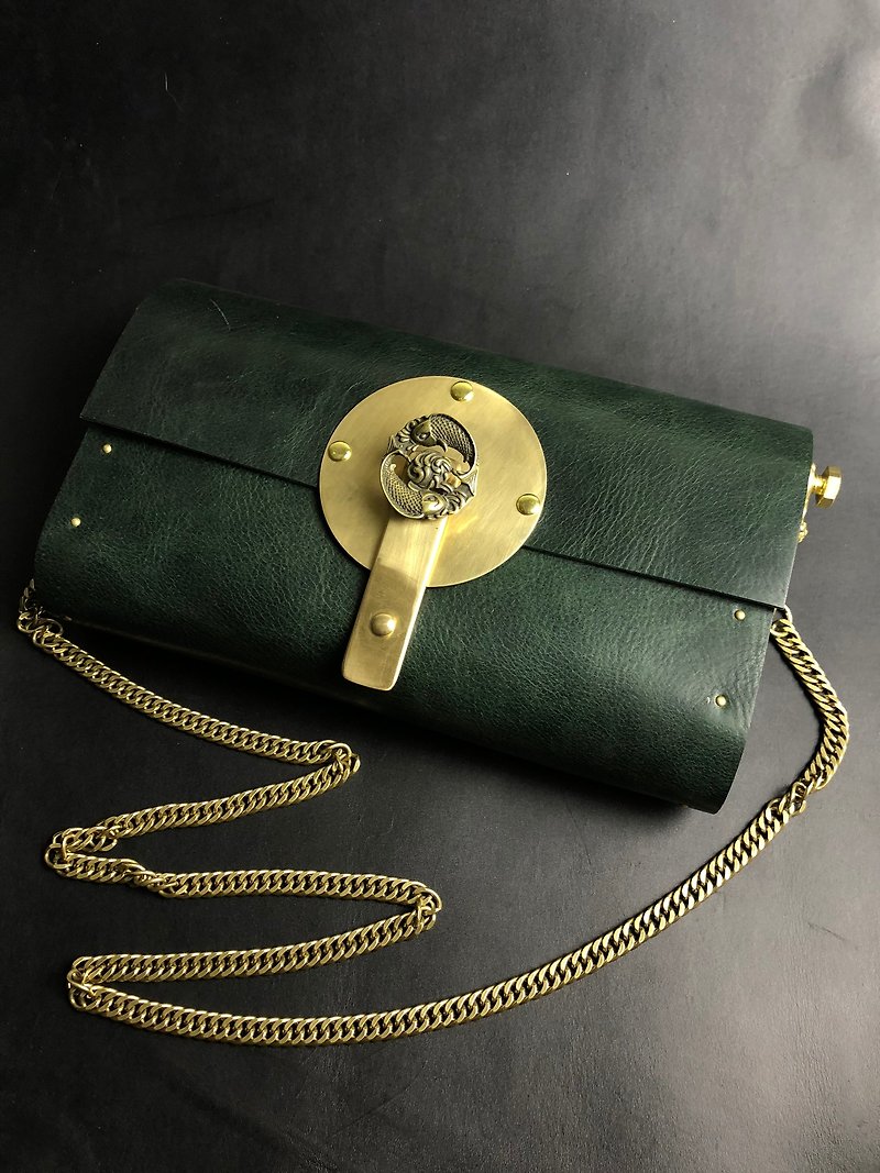 Simple leather lacquered lacquered green crossbody bag - กระเป๋าแมสเซนเจอร์ - หนังแท้ สีเขียว