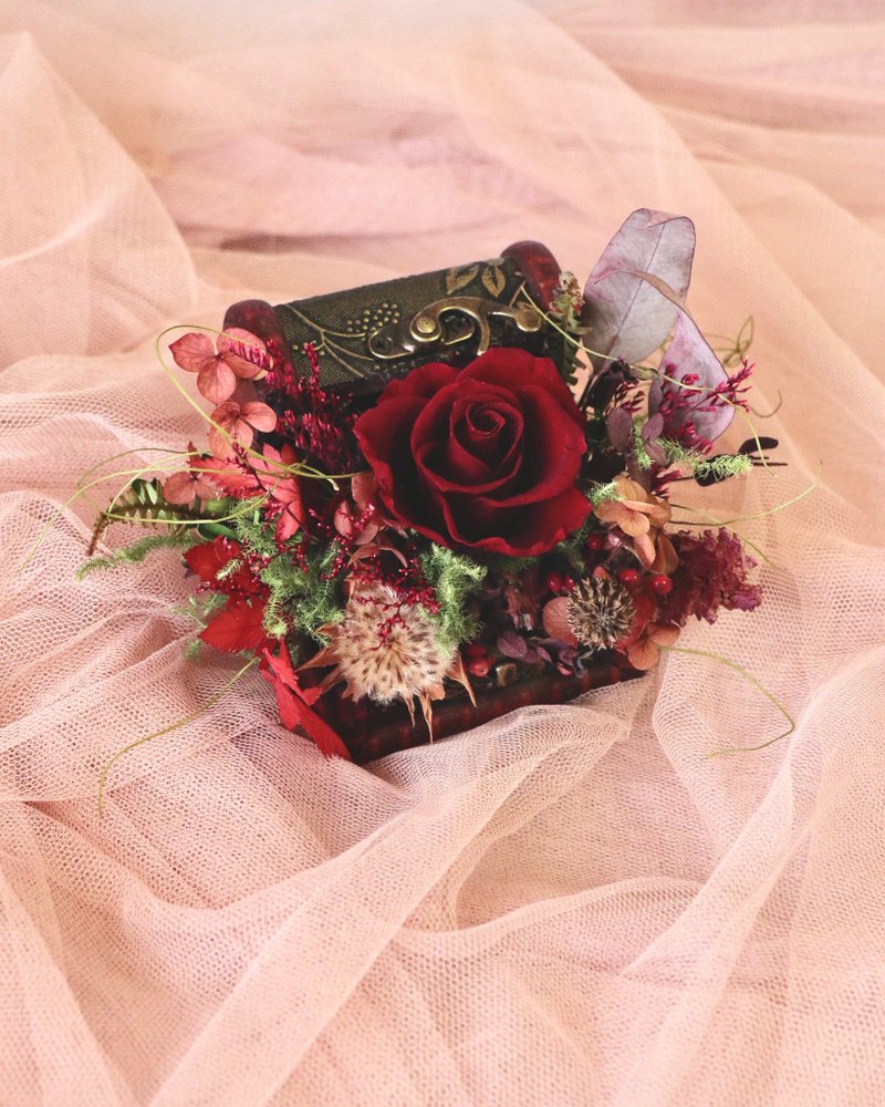 Eternal dried flowers, classical small treasure box, graduation gift, Valentine's Day gift, retro texture, exclusive design - ช่อดอกไม้แห้ง - พืช/ดอกไม้ 