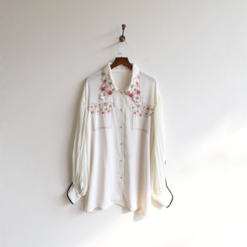 【蛋植物古著】碎櫻花神壓褶寬袖刺繡古著襯衫 - 女襯衫 - 其他人造纖維 白色