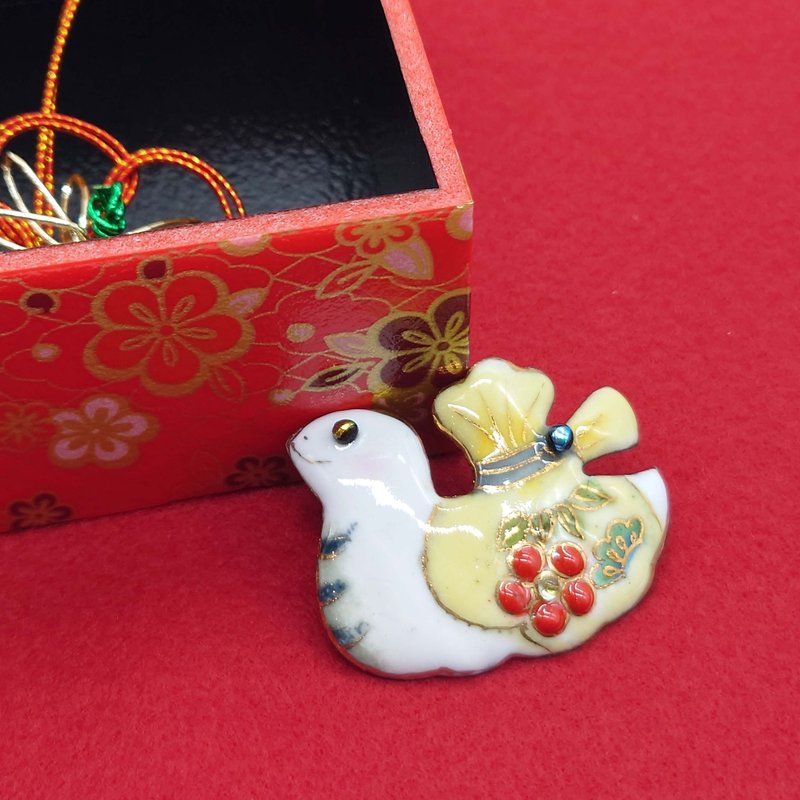 Cloisonne brooch with the Chinese zodiac sign (2025, Year of the Snake/Treasure Bag) - Brooches - Other Metals White