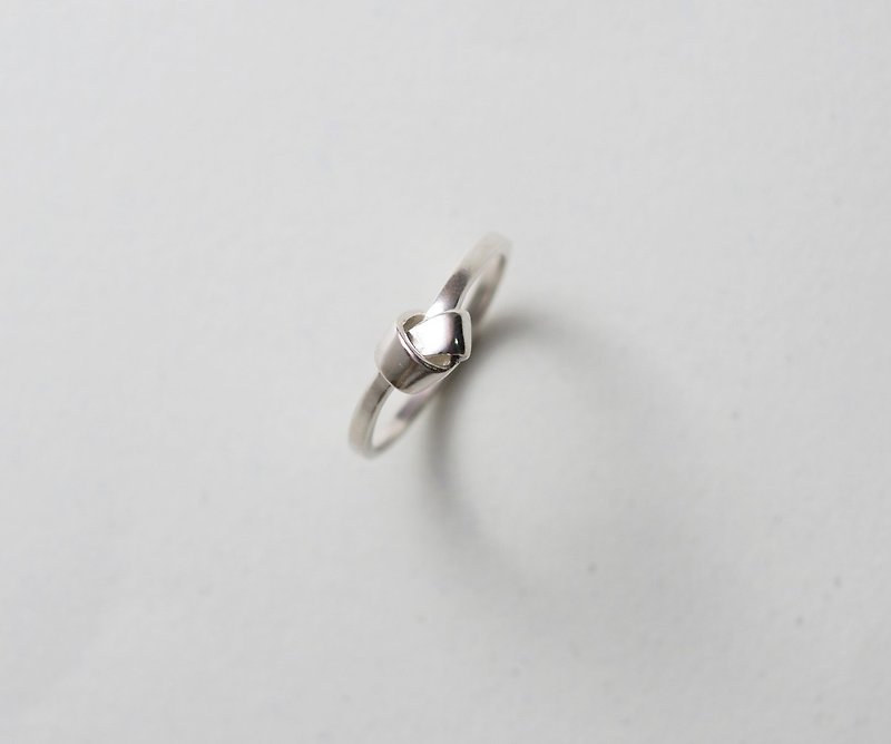 Happy knot ring hand made 925 sterling silver 縁を结ぶリング - แหวนทั่วไป - เงินแท้ สีเงิน