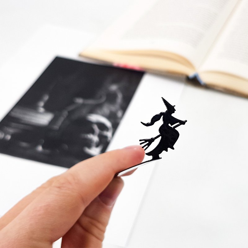 Metal Bookmark Flying Witch // Present for book lover / cute gift packaging - 書籤 - 其他金屬 黑色
