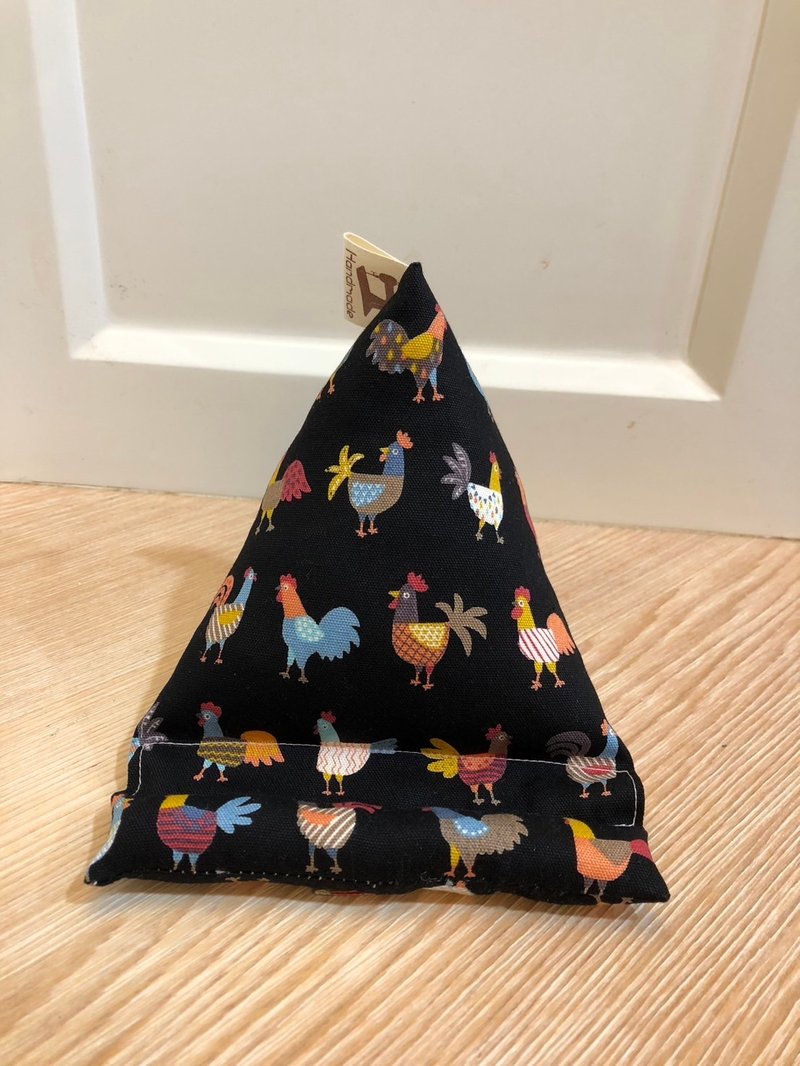 Healing mobile phone holder~triangular rice ball mobile phone holder, mobile phone pillow-color rooster on black background - ที่ตั้งมือถือ - ผ้าฝ้าย/ผ้าลินิน สีดำ