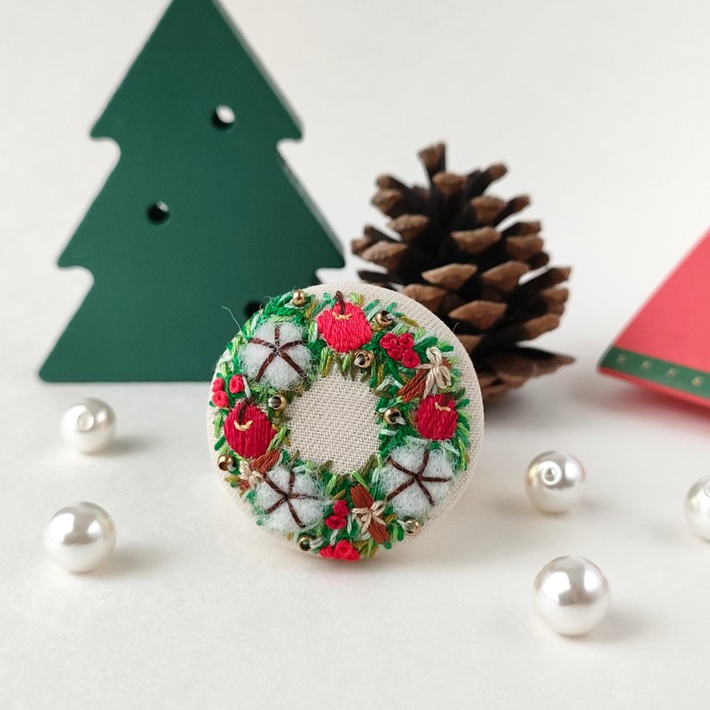 Apple Christmas wreath embroidery brooch - เข็มกลัด - ผ้าฝ้าย/ผ้าลินิน สีแดง