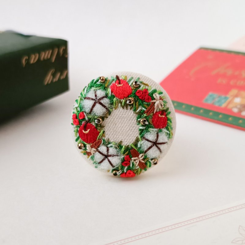 りんごのクリスマスリース刺繍ブローチ - 胸針 - 棉．麻 紅色