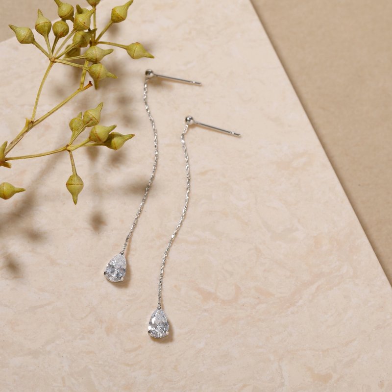 sway-drop pierced earring SV Nickel-free earrings Stylish design with swaying cubic zirconia drops Silver rhodium - ต่างหู - โลหะ สีเงิน