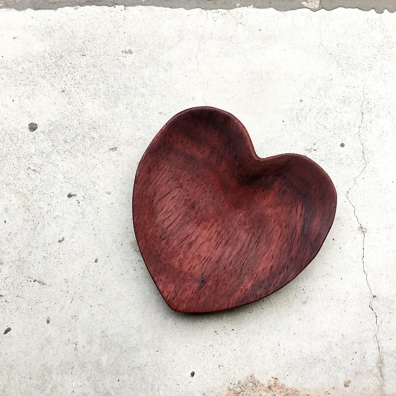 Wooden Heart Plate － Red Wood - จานเล็ก - ไม้ 