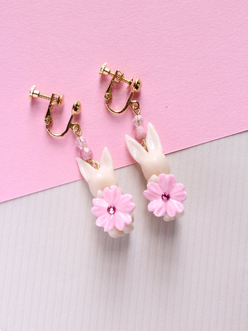 Rabbit and the sakura earrings - ต่างหู - ดินเหนียว ขาว