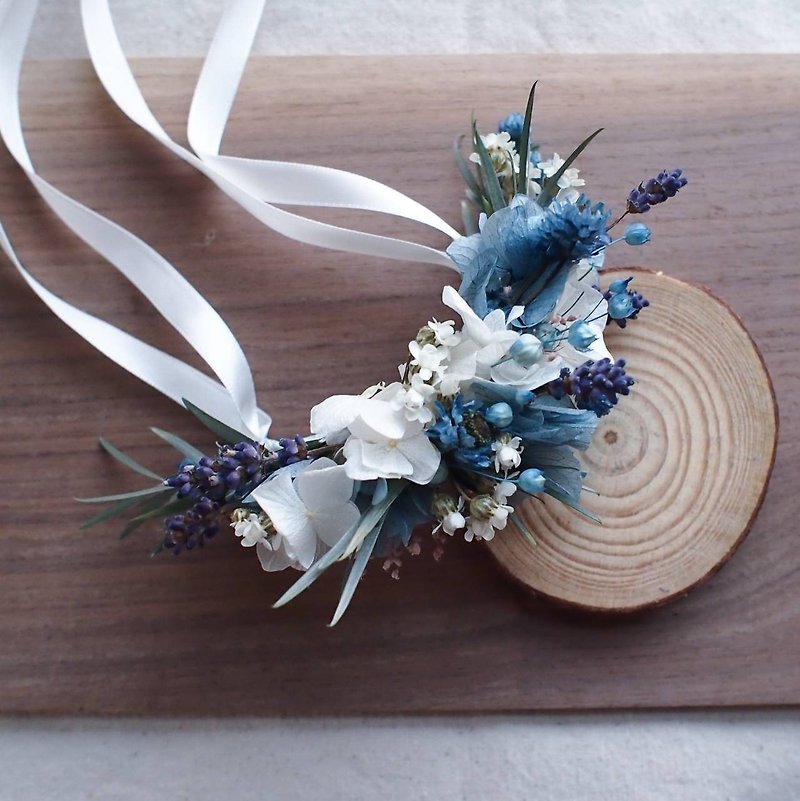 Blue and white wrist flower, no withered flower, dry flower jewelry, bride and bridesmaid bracelet jewelry - เข็มกลัด/ข้อมือดอกไม้ - พืช/ดอกไม้ สีน้ำเงิน