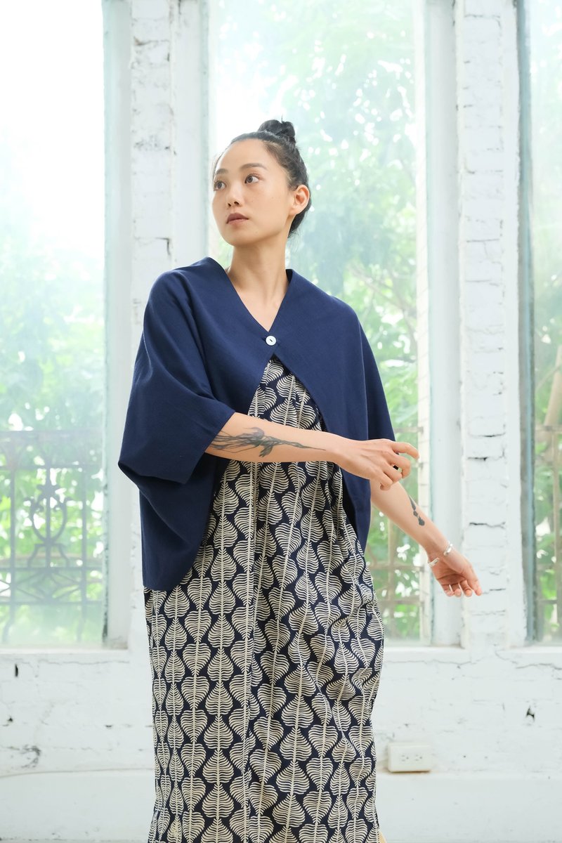 OMAKE diamond-shaped shrink-sleeve single-button shawl/gravel cloth dark blue - เสื้อแจ็คเก็ต - ผ้าฝ้าย/ผ้าลินิน สีน้ำเงิน