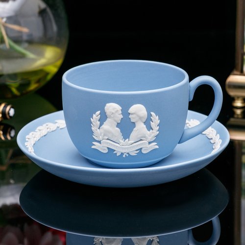 擎上閣裝飾藝術 英國製Wedgwood 1981年情人結婚浮雕紀念陶瓷咖啡杯 下午茶茶杯組