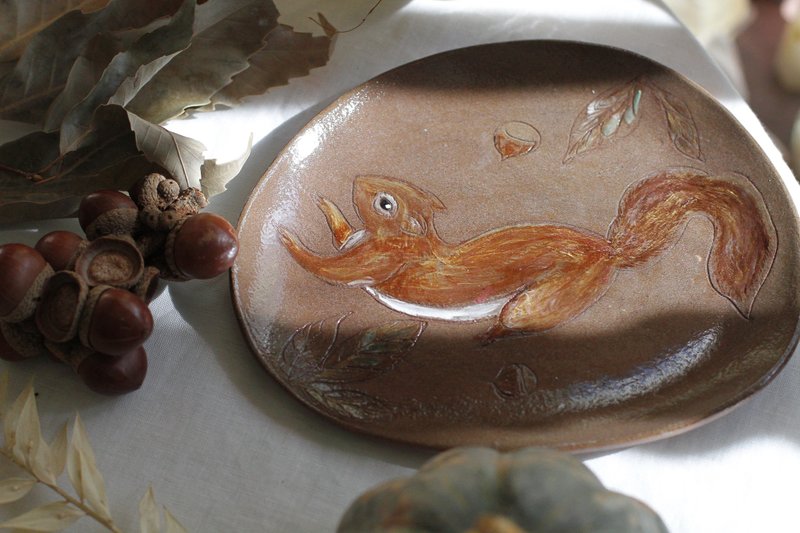 Hand-painted cute squirrel ceramic plate/dessert plate/ornament plate/candle holder - จานและถาด - ดินเผา สีนำ้ตาล