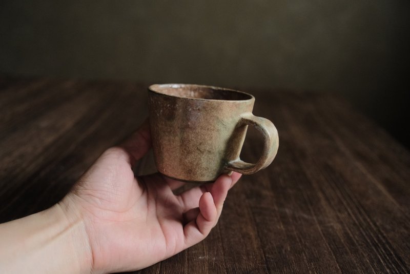 White layer・Kālá・Handle cup - Cups - Pottery Brown