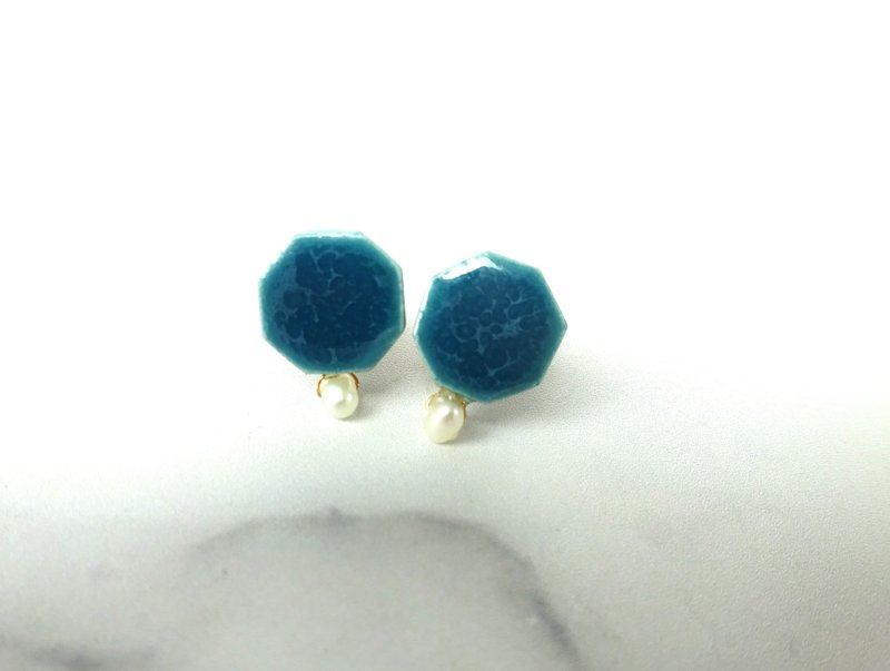 小さな六角 と小さな淡水パールの陶pierce  ・earring ・深緑 - 耳環/耳夾/耳骨夾 - 陶 綠色