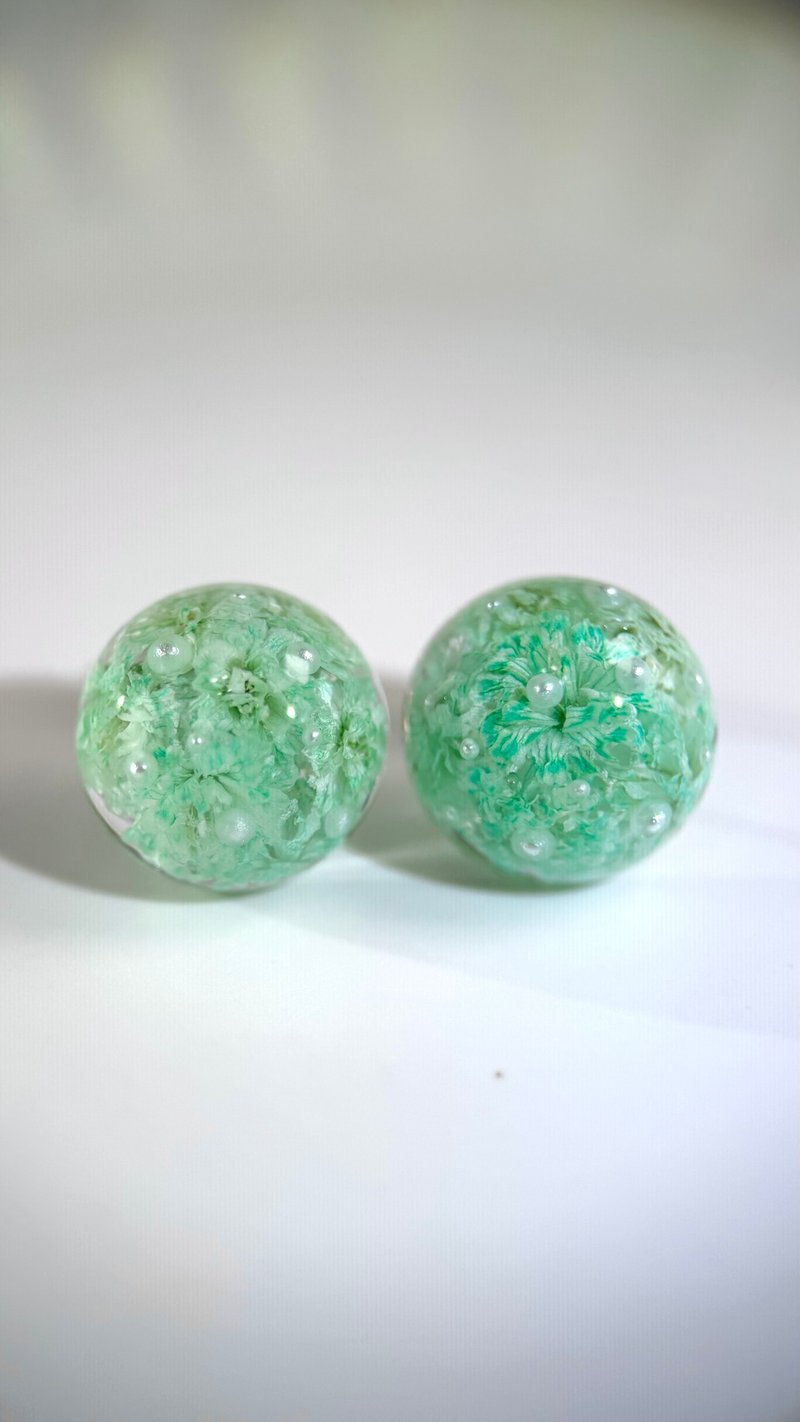 Gypsophila real flower dried flower earrings (semi-spherical type) light green handmade earrings cindyandtong - Earrings & Clip-ons - Resin Green