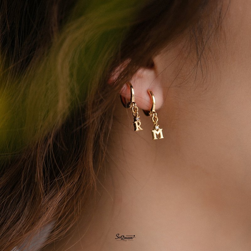 Letters Stone studs earrings - exclusive custom letters - ต่างหู - ทองแดงทองเหลือง สีทอง