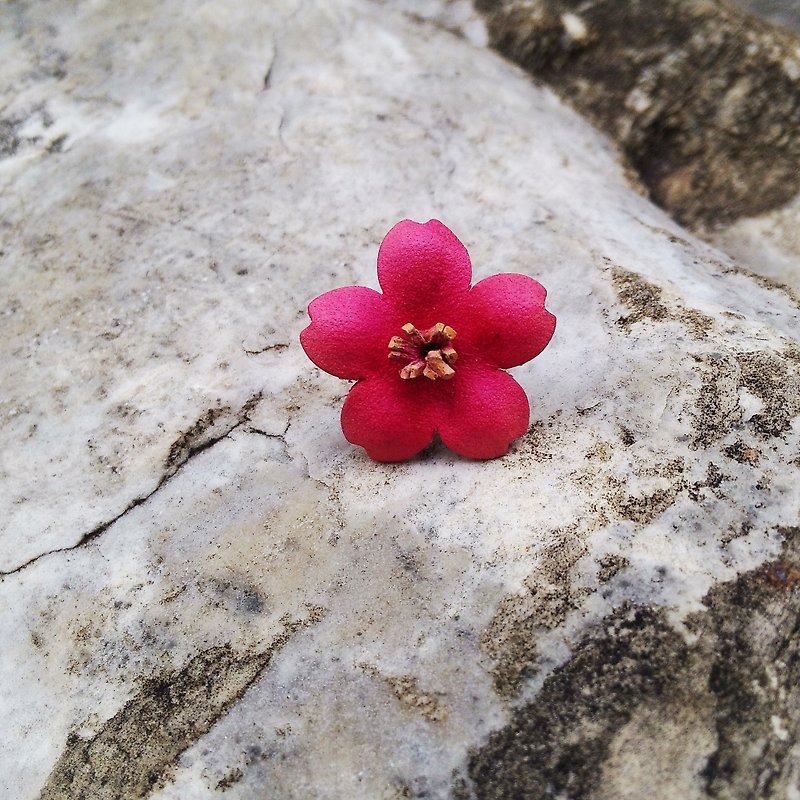Leather cherry blossom earrings single layer small single steel needle pink Kai handmade leather - ต่างหู - หนังแท้ สึชมพู