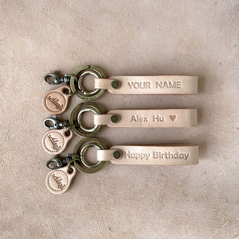 Engraved keychain (optional color) - Genuine vegetable tanned leather keychain charm - Keychains - Genuine Leather Multicolor