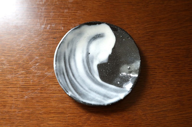 ON SALE / 黒御影土と刷毛目の小皿 - 盤子/餐盤 - 陶 黑色