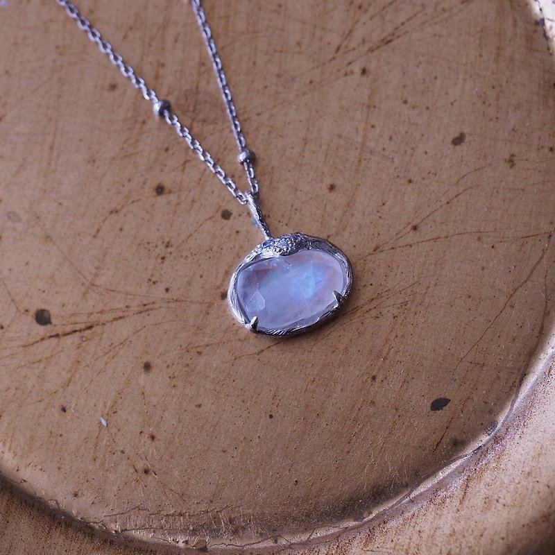 Stunning Blue moonstone handmade engraved Pendant necklace - สร้อยคอ - เครื่องประดับพลอย สีน้ำเงิน