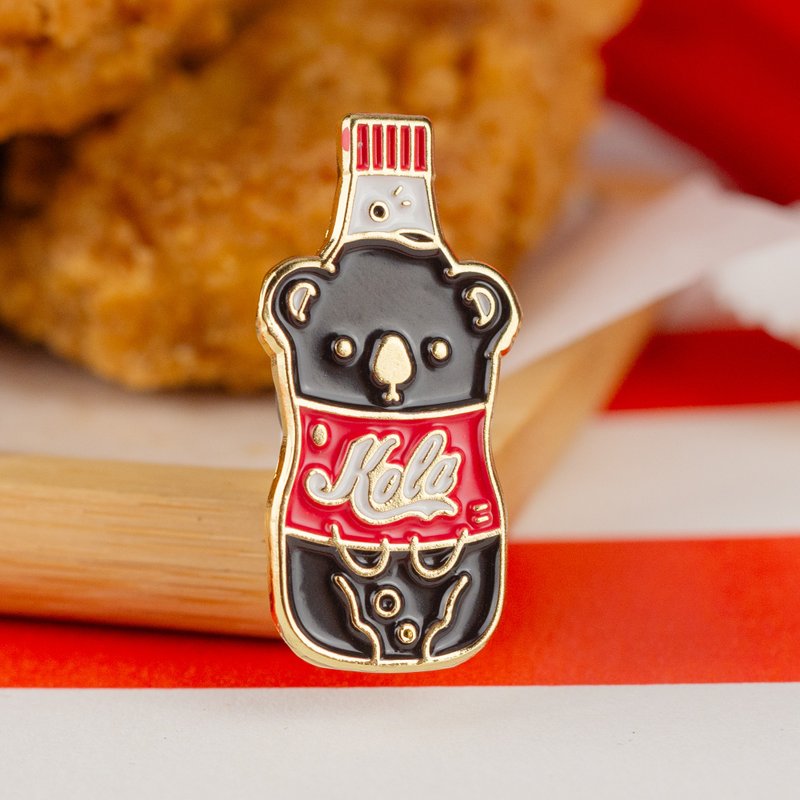Cola Bear Enamel Pin — Coca Cola Enamel Pin | Cute food illustrations - 胸針 - 其他金屬 黑色