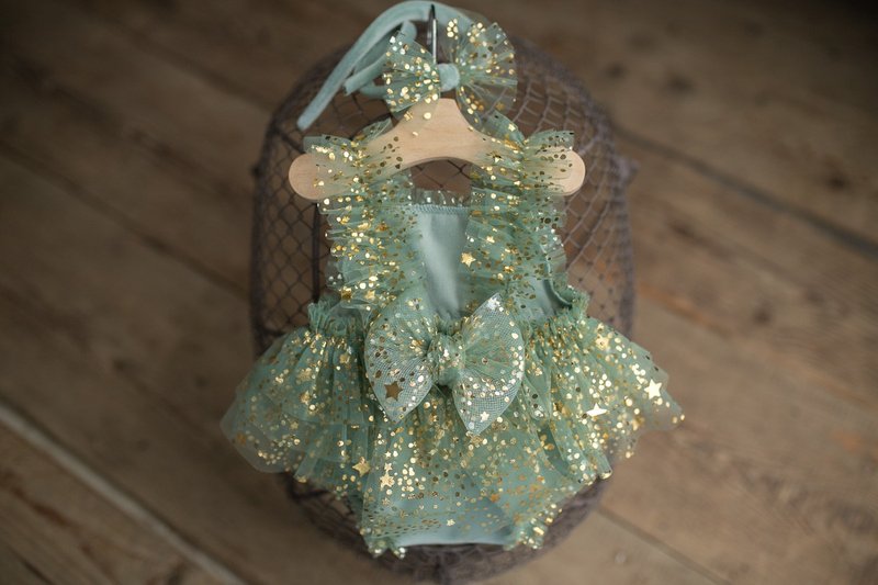 Green bodysuit for newborn girls: the perfect outfit for a little girl - Baby Accessories - Other Metals Green