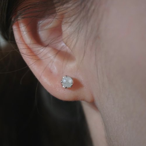 MODOMODO accessory design 飾品設計 ll 4月誕生石 ll 4mm白水晶 - 925純銀耳針耳環 / 一對 附銀耳扣