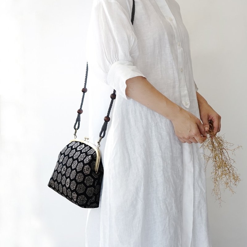 Yinchuan style creative creative series cross- kiss lock bag/ two colors in total / can be sideways - กระเป๋าแมสเซนเจอร์ - วัสดุอื่นๆ 