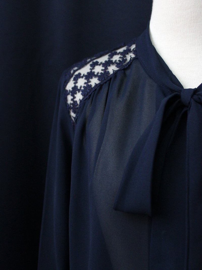 【RE0215T1782】日本製花朵蕾絲鏤空領結深藍色古著襯衫 - 女襯衫 - 聚酯纖維 藍色