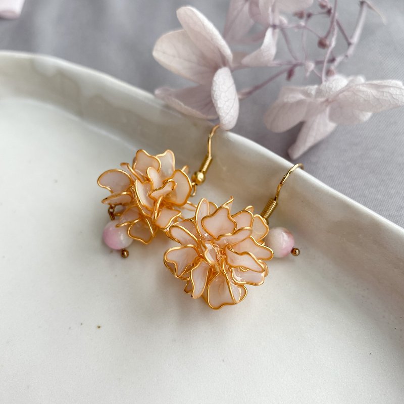 hydrangea earring【wedding】 - Earrings & Clip-ons - Resin White