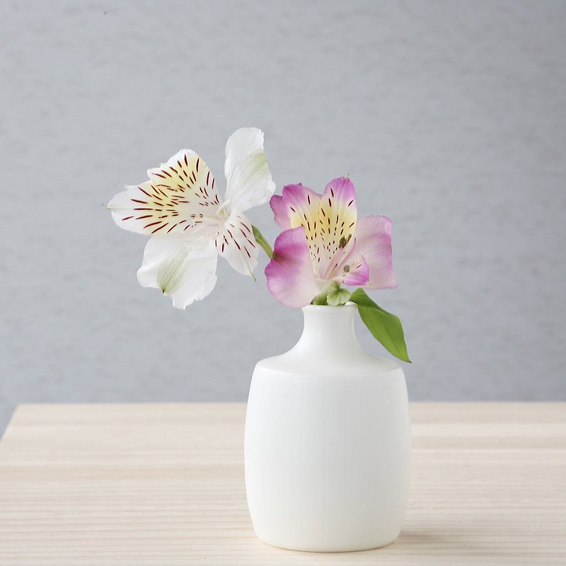瓷 花瓶/陶器 白色 - Small white pottery flower vase