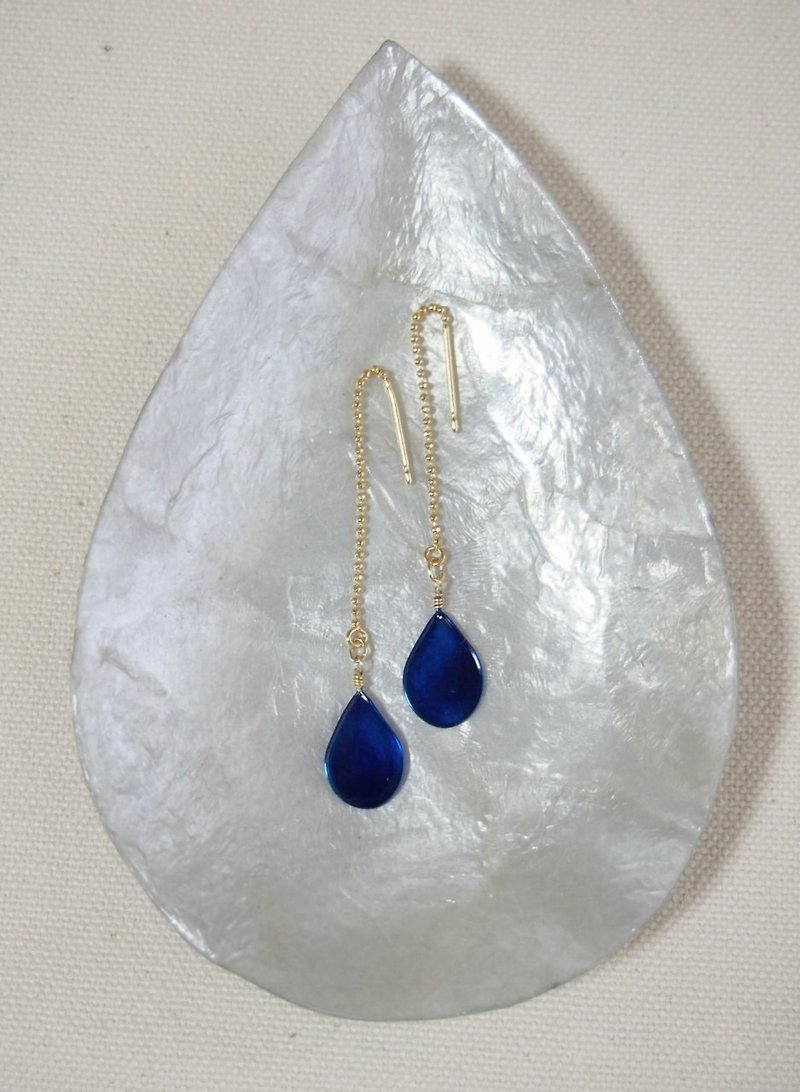deep blue waterdrops pierced earrings or clip-on earrings  small - ต่างหู - เรซิน สีน้ำเงิน