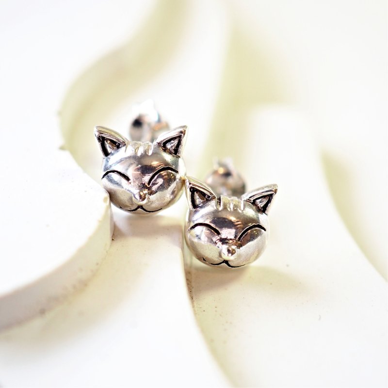 Quirky Cat Face Earrings | Sterling Silver Kitty Studs | Gift for Cat Lovers - 耳環/耳夾/耳骨夾 - 純銀 銀色