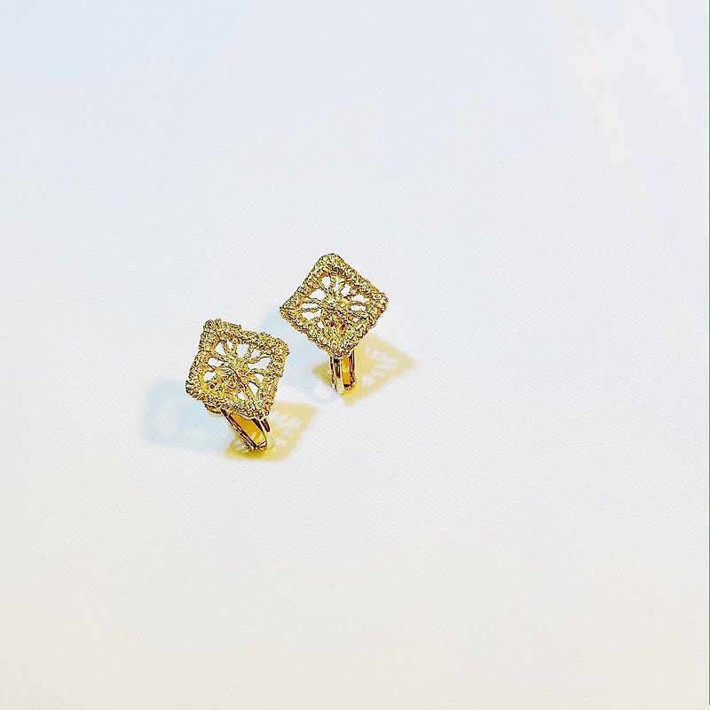 SHIELD earrings - 耳環/耳夾 - 其他金屬 金色