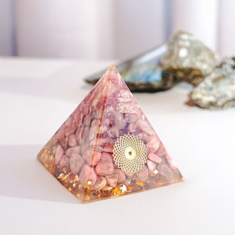 預訂【薔薇石、草莓晶】奧根水晶能量金字塔Orgonite 6x6 cm - 擺飾/家飾品 - 水晶 多色