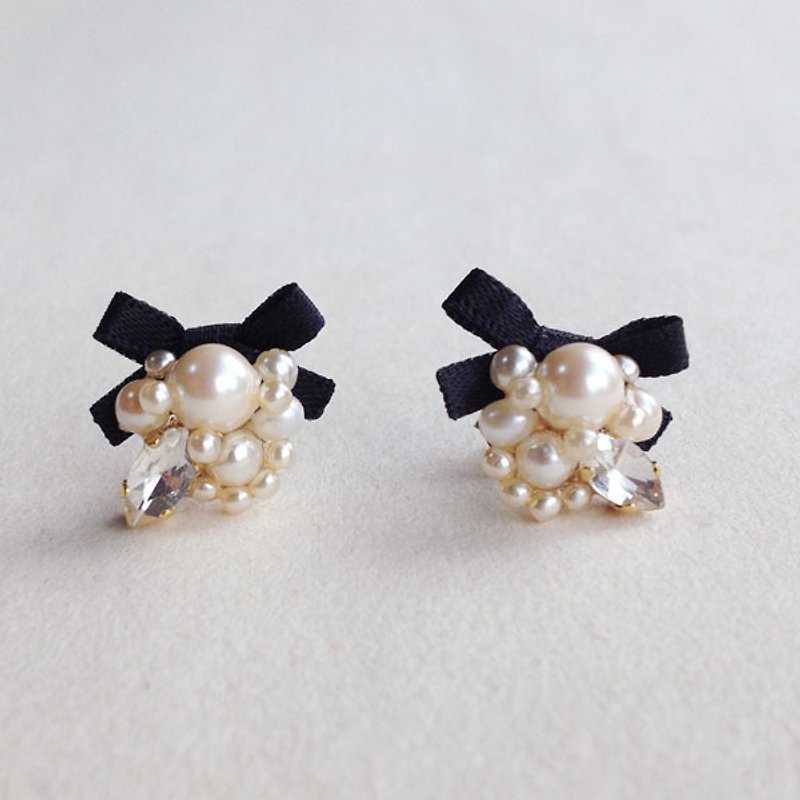 14kgf vintage pearl + Petit ribbon Bijou earrings 433 * Mimihari - ต่างหู - แก้ว สีดำ