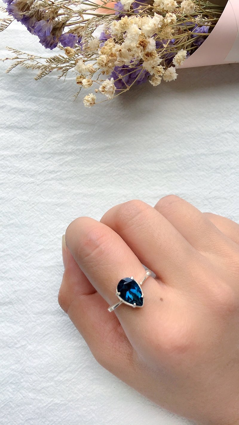倫敦藍托帕石925純銀爪鑲戒指 尼泊爾手工銀飾 - 戒指 - 寶石 銀色